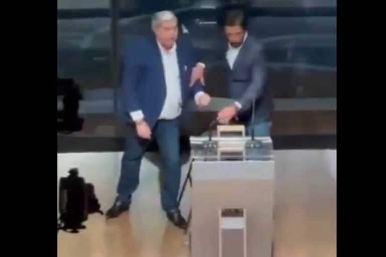 Brasil: un candidato le pegó un sillazo a otro en un debate televisivo