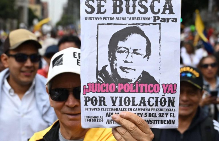 Multitudinarias protestas contra Gustavo Petro