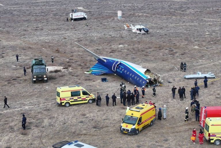 Ucrania afirma que Rusia derribó el avión azerí que se estrelló en Kazajistán