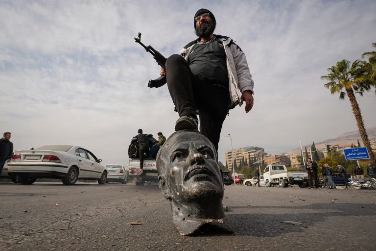Siria: Más de 900 muertos en el derrocamiento de al-Assad