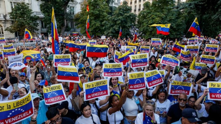 Manuel Cobela: «Tanto Maduro como González Urrutia dicen que asumirán el poder el 10 de enero»