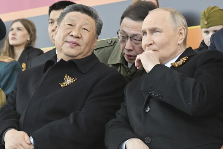 Xi Jinping y Putin afianzan su alianza en Moscú